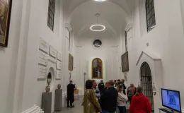 na zdjęciu osoby podczas nocy muzeów