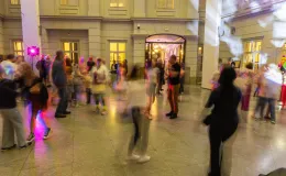 na zdjęciu osoby podczas nocy muzeów