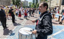 na zdjęciu osoby podczas korowodu