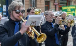 na zdjęciu osoby podczas korowodu
