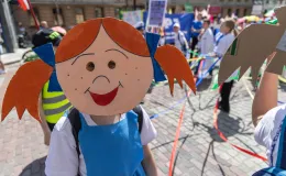 na zdjęciu osoby podczas korowodu