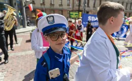 na zdjęciu osoby podczas korowodu