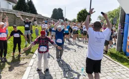 na zdjęciu osoby na pikniku