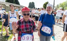 na zdjęciu osoby na pikniku