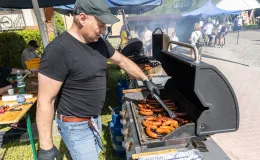 na zdjęciu osoby na pikniku