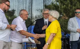 na zdjęciu osoby na pikniku