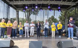 na zdjęciu osoby na pikniku