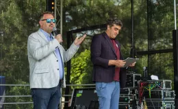 na zdjęciu osoby na pikniku