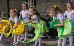 na zdjęciu osoby na pikniku