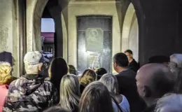 na zdjęciu osoby podczas nocy muzeów