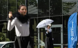 na zdjęciu osoby na scenie