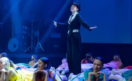 na zdjęciu osoby na scenie