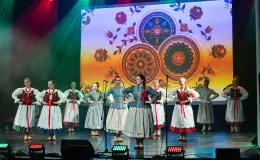 na zdjęciu osoby na scenie