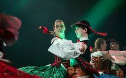 na zdjęciu osoby na scenie
