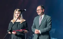 na zdjęciu osoby na scenie