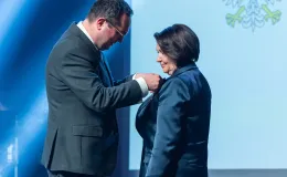 na zdjęciu osoby na scenie