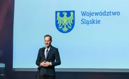 na zdjęciu osoby na scenie