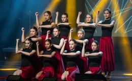 na zdjęciu osoby na scenie