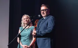 na zdjęciu osoby na scenie