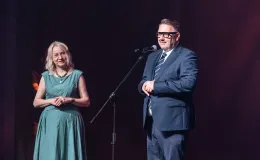 na zdjęciu osoby na scenie