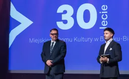 na zdjęciu osoby na scenie