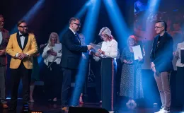 na zdjęciu osoby na scenie