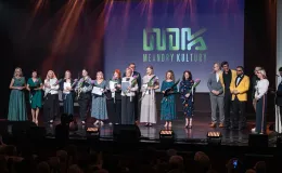 na zdjęciu osoby na scenie