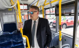 na zdjęciu nowy autobus i zaproszeni goście 