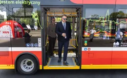 na zdjęciu nowy autobus i zaproszeni goście 