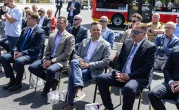na zdjęciu nowy autobus i zaproszeni goście 