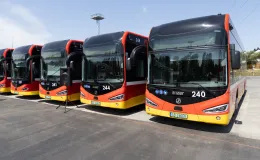 na zdjęciu nowy autobus i zaproszeni goście 