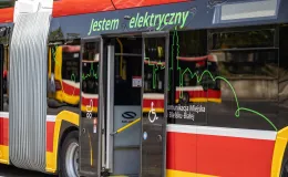 na zdjęciu nowy autobus i zaproszeni goście 