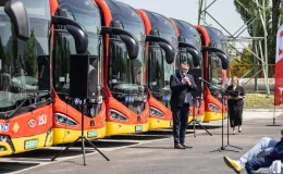 na zdjęciu nowy autobus i zaproszeni goście 