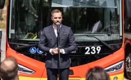 na zdjęciu nowy autobus i zaproszeni goście 