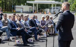 na zdjęciu nowy autobus i zaproszeni goście 