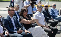 na zdjęciu nowy autobus i zaproszeni goście 