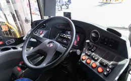 na zdjęciu nowy autobus i zaproszeni goście 