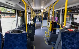 na zdjęciu nowy autobus i zaproszeni goście 