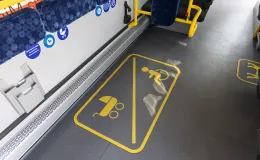 na zdjęciu nowy autobus i zaproszeni goście 