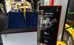 na zdjęciu nowy autobus i zaproszeni goście 