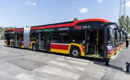 na zdjęciu nowy autobus i zaproszeni goście 