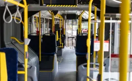 na zdjęciu nowy autobus i zaproszeni goście 
