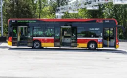 na zdjęciu nowy autobus i zaproszeni goście 
