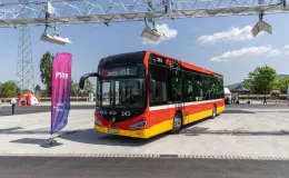 na zdjęciu nowy autobus i zaproszeni goście 