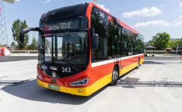 na zdjęciu nowy autobus i zaproszeni goście 