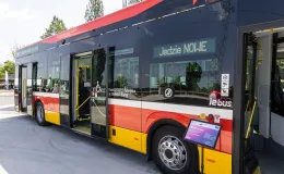 na zdjęciu nowy autobus i zaproszeni goście 