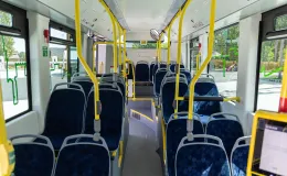 na zdjęciu nowy autobus i zaproszeni goście 