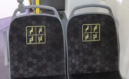 na zdjęciu nowy autobus i zaproszeni goście 