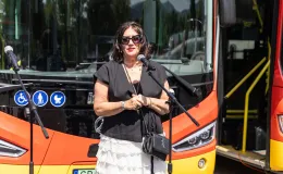na zdjęciu nowy autobus i zaproszeni goście 