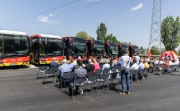 na zdjęciu nowy autobus i zaproszeni goście 